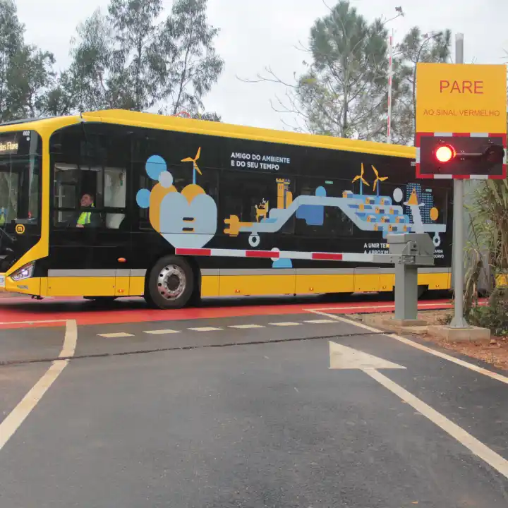 Metro Mondego is alerting residents that the level crossings on the suburban section will be put into service to prepare for the start of operations.